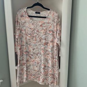 Tahari 2X soft, long tunic.  Excellent condition.  Side slits on bottom.